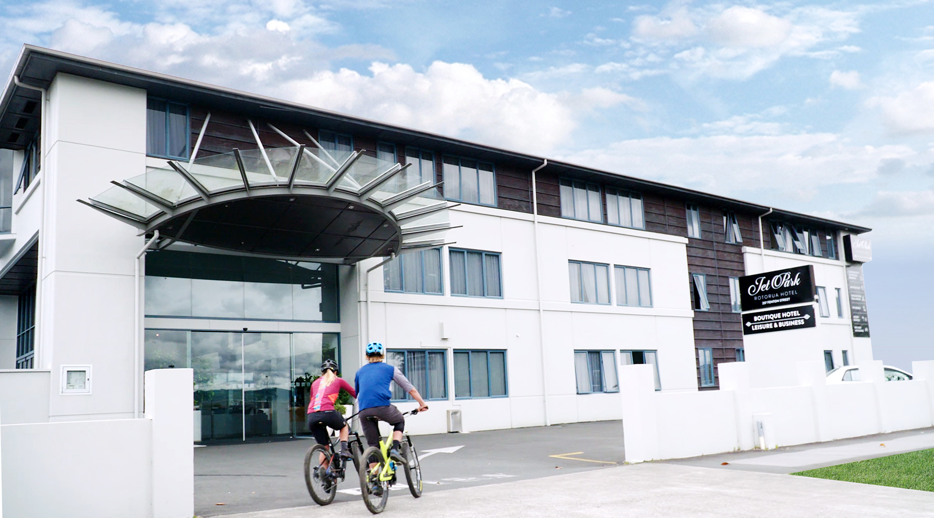 Extérieur de l'hôtel - Couple faisant du VTT - De jour | Jet Park Hotel Rotorua
